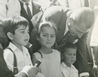 Presidente Eduardo Frei Montalva junto a niños