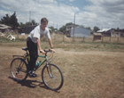 Joven en bicicleta
