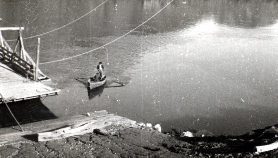 Balsa en el río Aysén