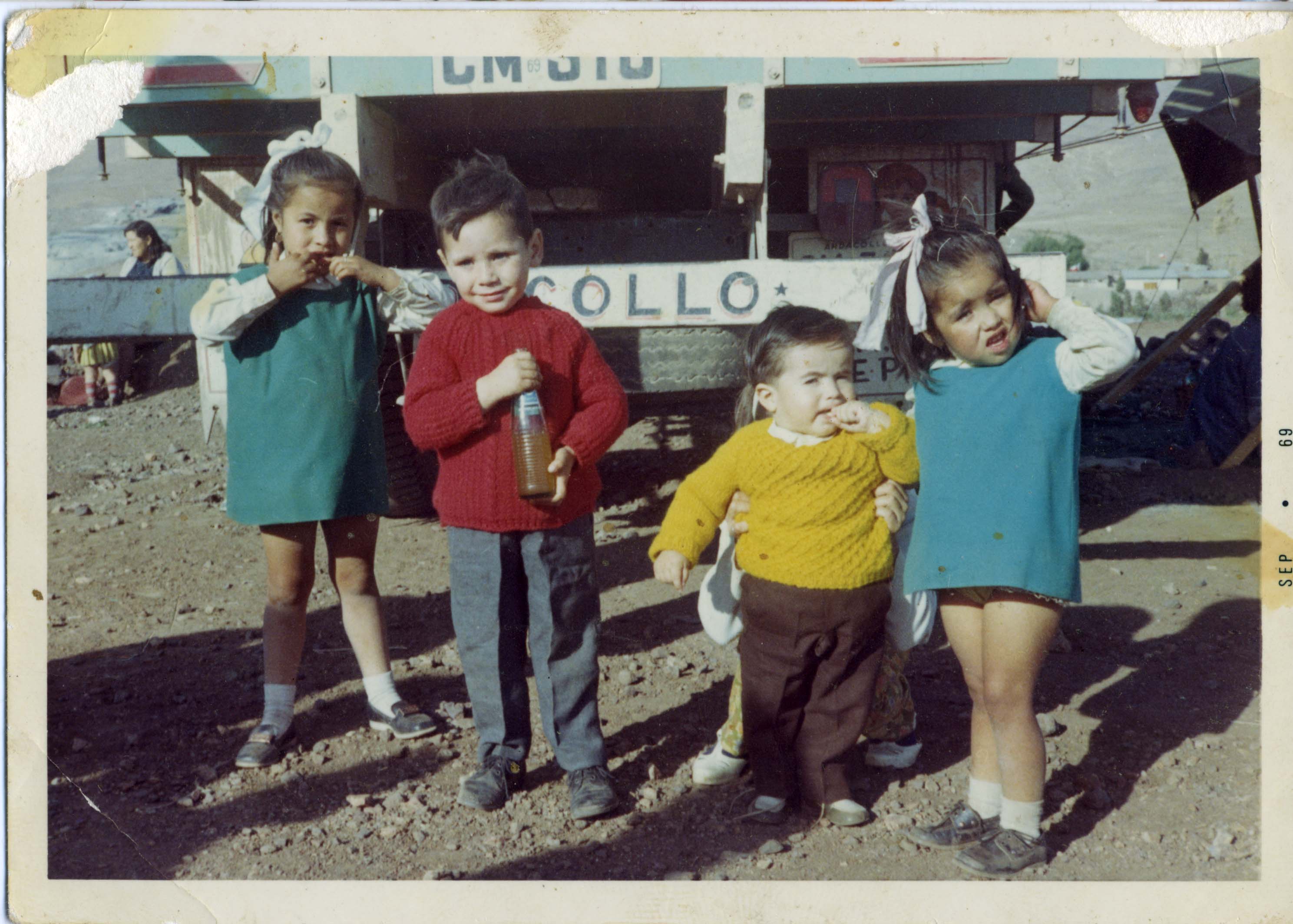Niños en la cancha Aviación de Andacollo. Año 1969. Donación de Gabriel Cortés Araya. Niños en la cancha Aviación de Andacollo. Año 1969. Donación de Gabriel Cortés Araya.