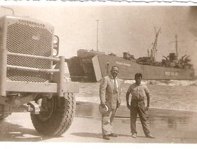 Desembarco de maquinaria en la playa Socos