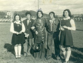 Gladys Ríos y estudiantes