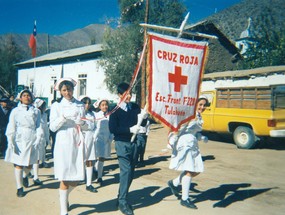 Desfile de estudiantes de la Cruz Roja