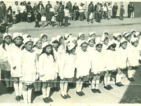 Desfile de alumnas de la Cruz Roja
