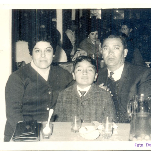 Miguel Peralta y sus padres