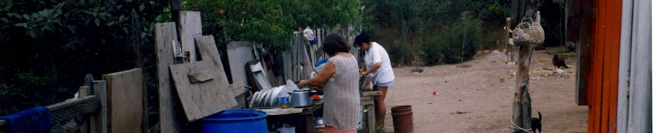 Mujeres lavando loza