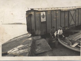 Tren descarrilado en el muelle de Lago Ranco