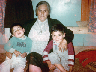 Abuela y nietos Abuela y nietos