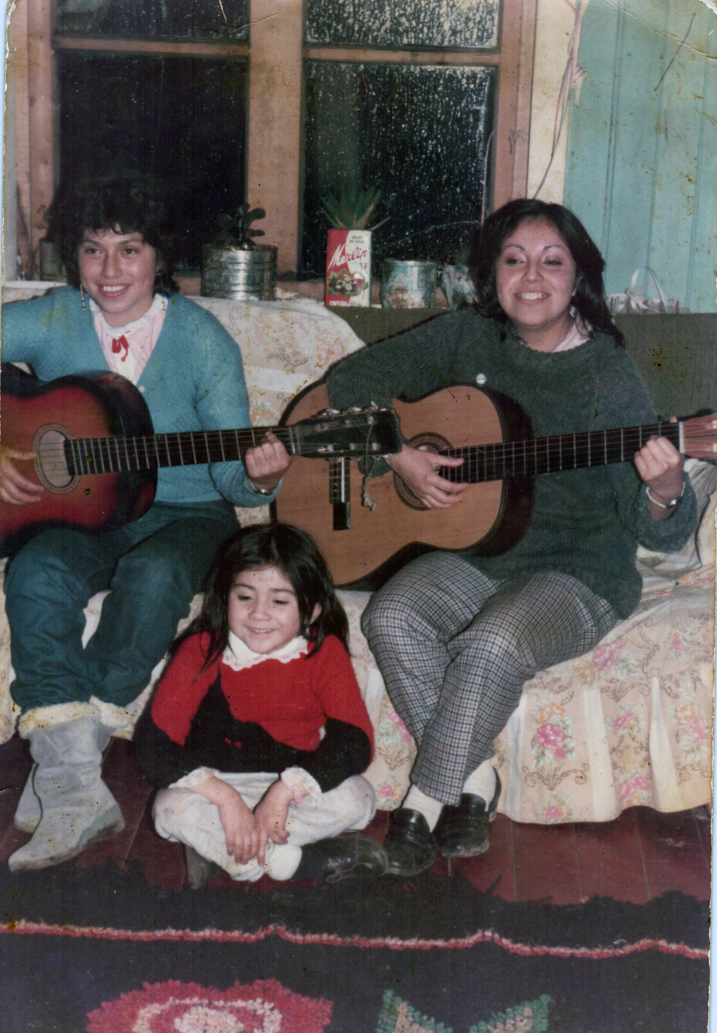 Primas tocando guitarra Primas tocando guitarra