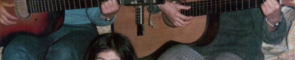 Primas tocando guitarra Primas tocando guitarra