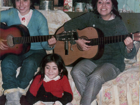 Primas tocando guitarra