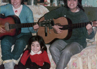 Primas tocando guitarra