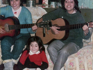 Primas tocando guitarra