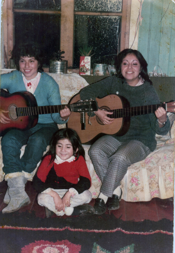 Primas tocando guitarra