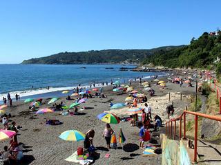 Veraneantes en Playa Grande