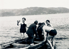 Ofreciendo pescados a los bañistas Ofreciendo pescados a los bañistas