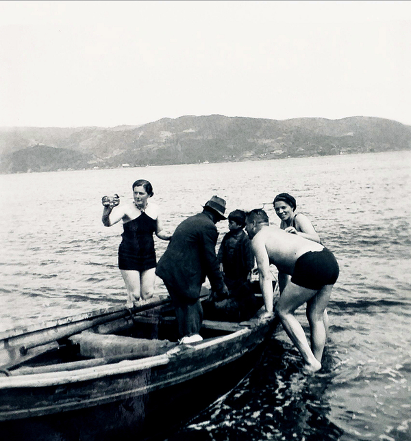 Ofreciendo pescados a los bañistas