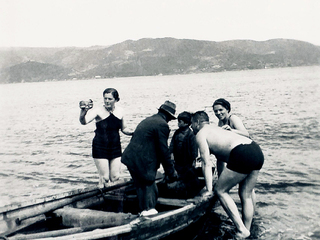 Ofreciendo pescados a los bañistas