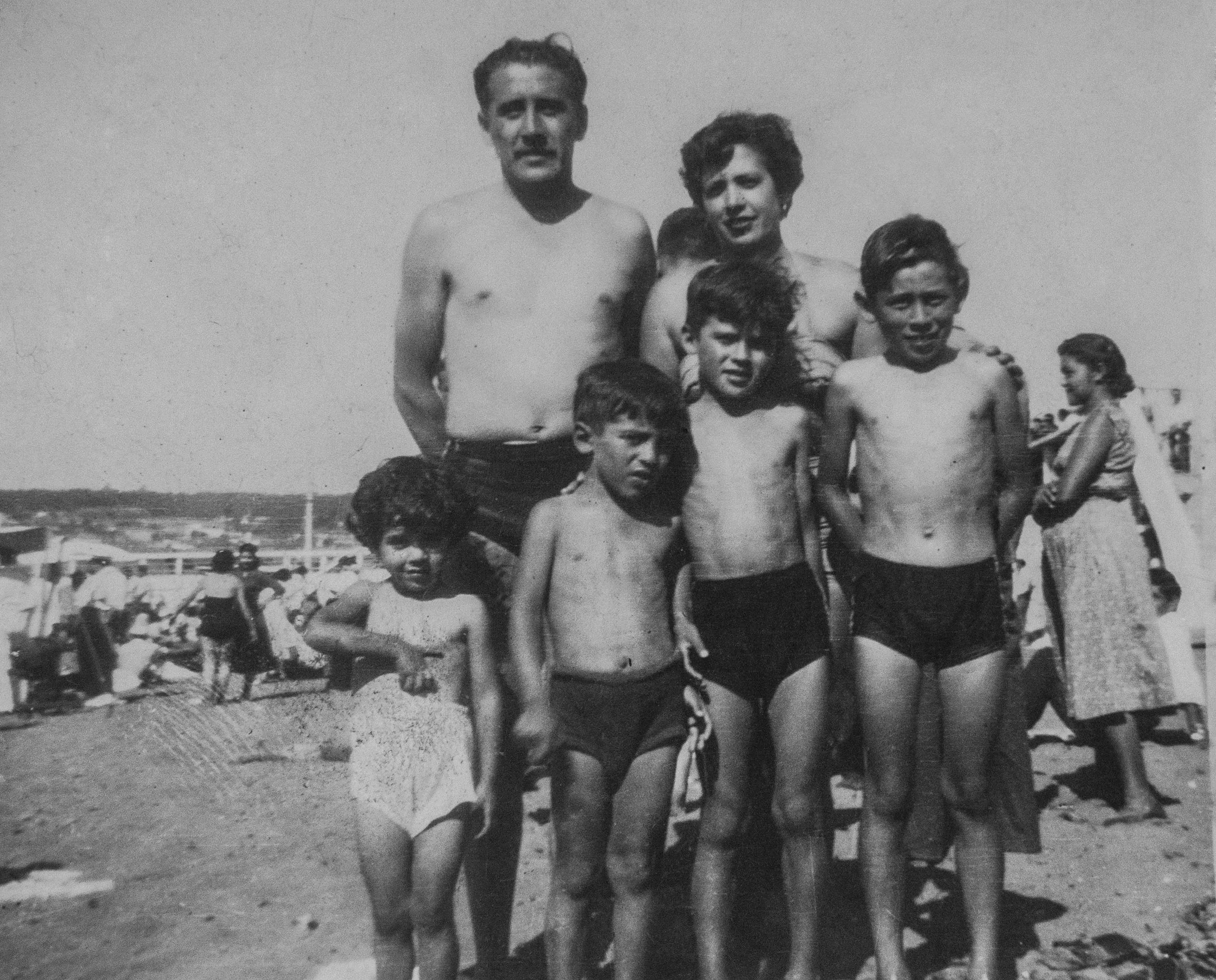 Familia Pérez Muga en la playa grande de Cartagena Familia Pérez Muga en la playa grande de Cartagena