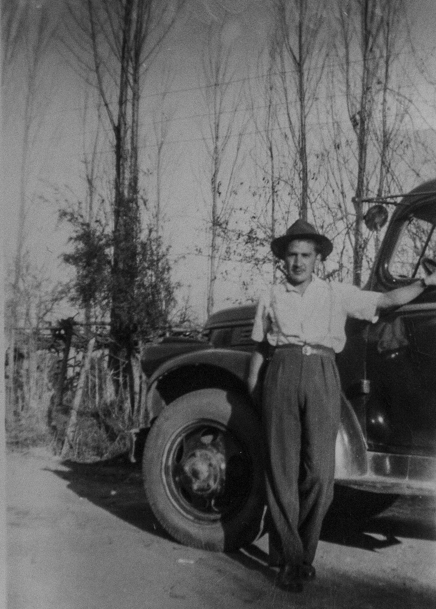 José Pérez junto a su camión José Pérez junto a su camión