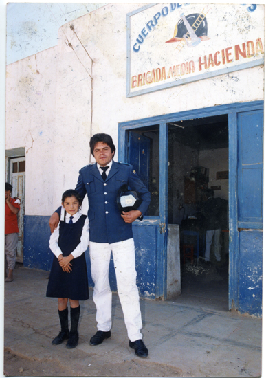 Bombero junto a una niña