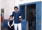 Bombero junto a una niña