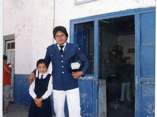 Bombero junto a una niña Bombero junto a una niña