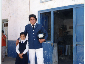Bombero junto a una niña Bombero junto a una niña