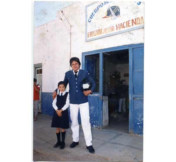 Bombero junto a una niña