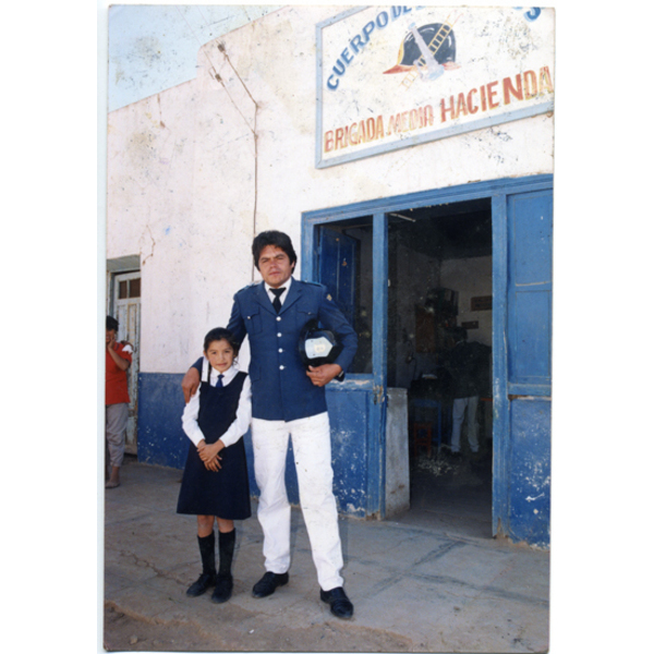 Bombero junto a una niña