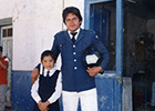 Bombero junto a una niña