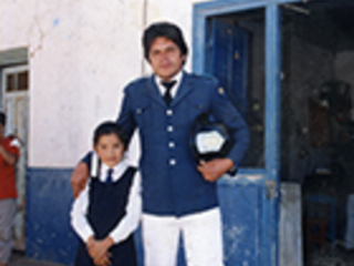 Bombero junto a una niña