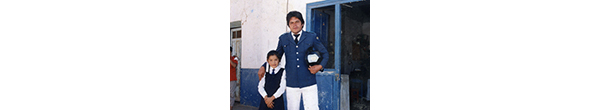 Bombero junto a una niña