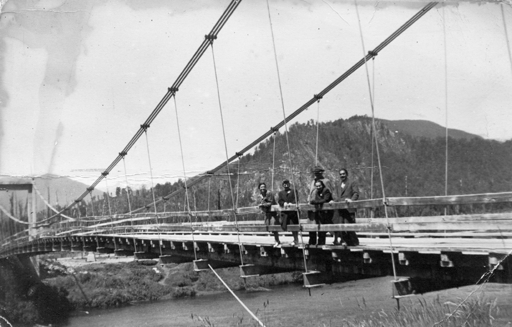 Puente sobre el río Mañihuales