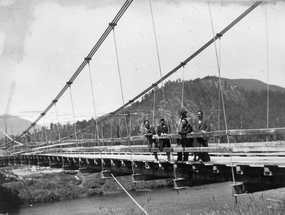 Puente sobre el río Mañihuales