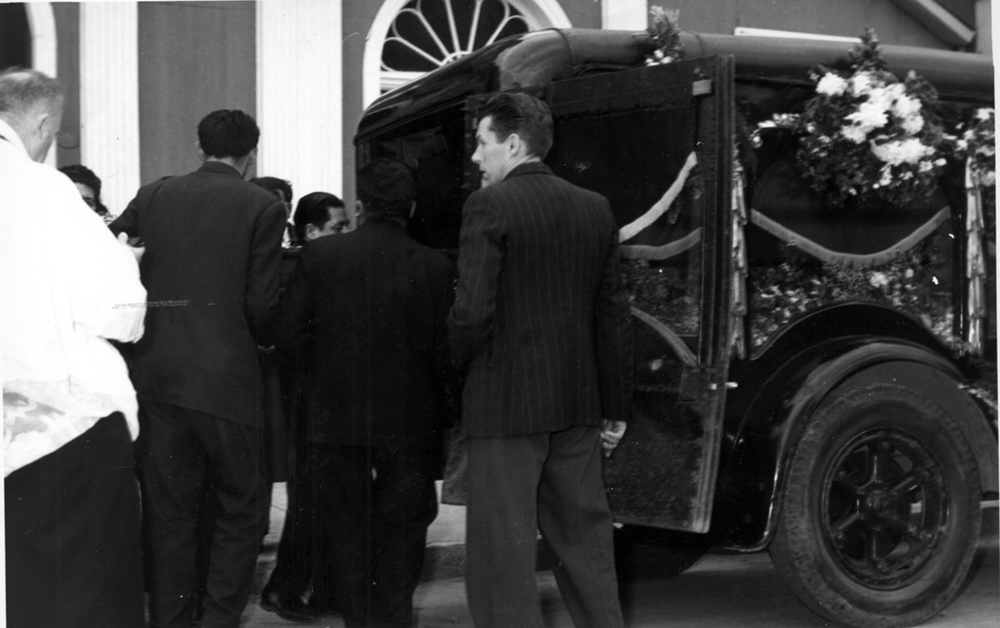 Saliendo de la iglesia Padre Jesuita Saliendo de la iglesia Padre Jesuita