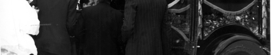 Saliendo de la iglesia Padre Jesuita Saliendo de la iglesia Padre Jesuita
