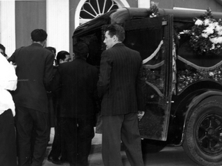 Saliendo de la iglesia Padre Jesuita Saliendo de la iglesia Padre Jesuita