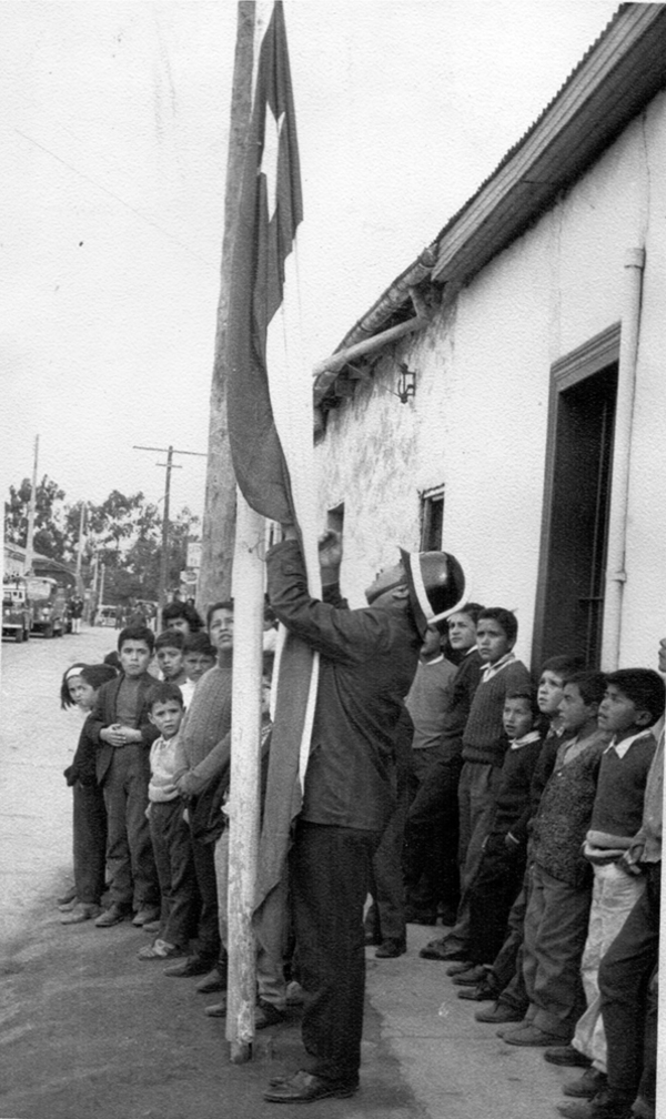 Izamiento de la bandera frente al cuartel