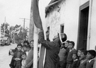 Izamiento de la bandera frente al cuartel