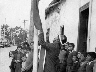 Izamiento de la bandera frente al cuartel