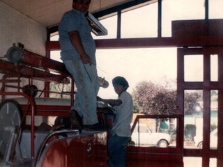 Aspirantes limpiando carro bomberil