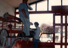 Aspirantes limpiando carro bomberil