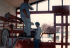 Aspirantes limpiando carro bomberil