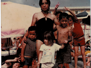 La familia en la Playa Chica