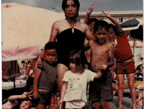 La familia en la Playa Chica