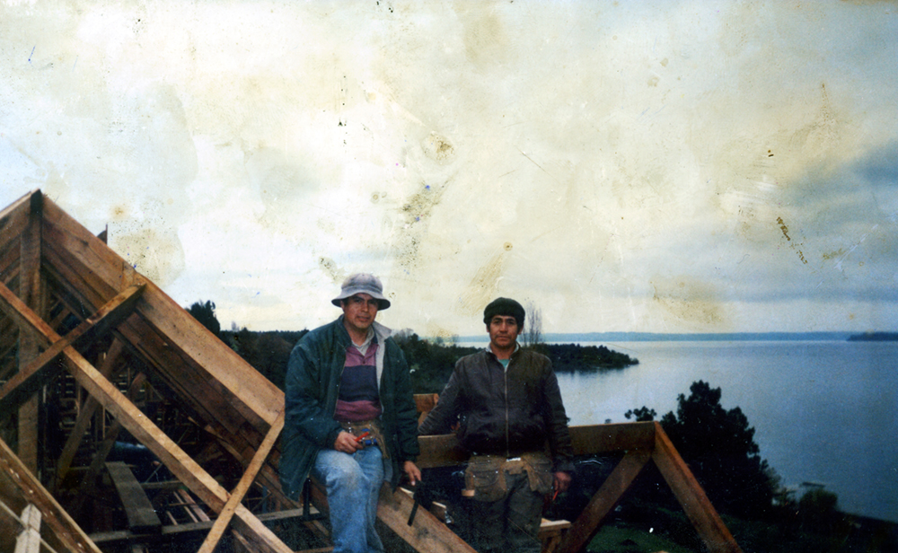 Trabajadores construyendo una casa en el sector de Quillín a orillas del lago.