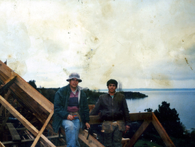 Trabajadores construyendo una casa en el sector de Quillín a orillas del lago.