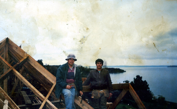 Trabajadores construyendo una casa en el sector de Quillín a orillas del lago. Trabajadores construyendo una casa en el sector de Quillín a orillas del lago.