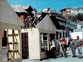 Construyendo puestos en plaza Kennedy Construyendo puestos en plaza Kennedy